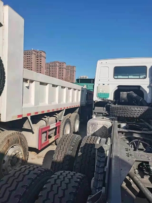 Camión de descarga con capacidad de carga de 21-30 t y camión tractor usado