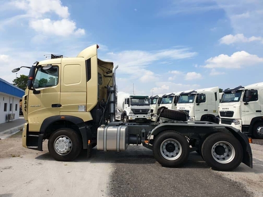 Camión de descarga con capacidad de carga de 21-30 t y camión tractor usado