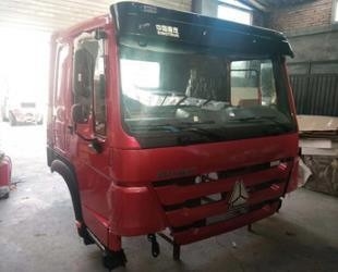 Cabina alta roja 2 camas Sinotruk Conducción de camión Tractor con fabricación