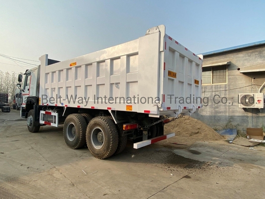 Capacidad del motor &gt; 8L Sinotruk HOWO Zz3257n3647A 371HP Euro II camión de descarga de descargas